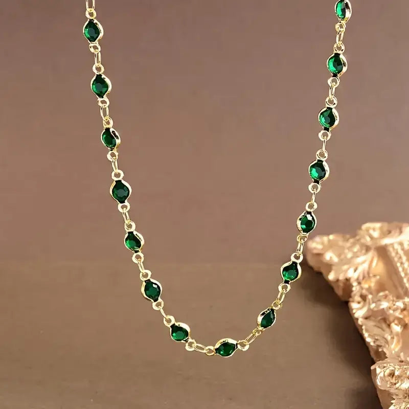 Colier delicat cu lanţ fin şi pietre verzi rafinate