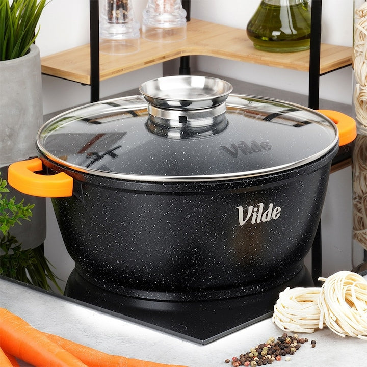 Oala Universala Strat Antiaderent Din Granit Si Capac Termorezistent Cu Dozator De Lichide Vilde Terruna Aroma Diametru 28 Centimetri Volum 5.8 L Ideala Pe Inductie Si In Cuptor Prevazuta Cu Protectii Din Silicon Portocaliu Pe Ambele Manere