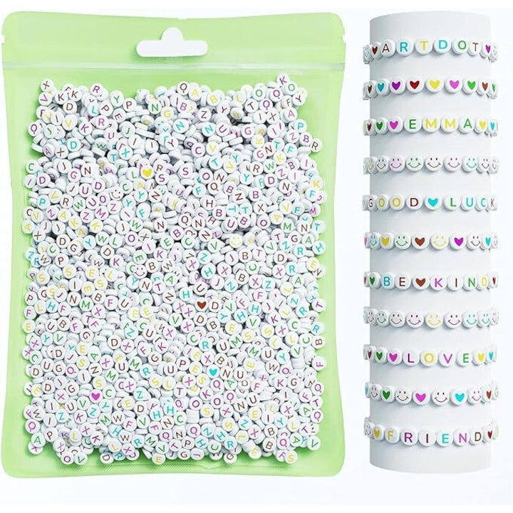 Set 800 margele rotunde cu litere colorate alfabet A-Z Acril model zambitoare pentru bricolaj bratari colier 7x7 mm Alb/Multicolor