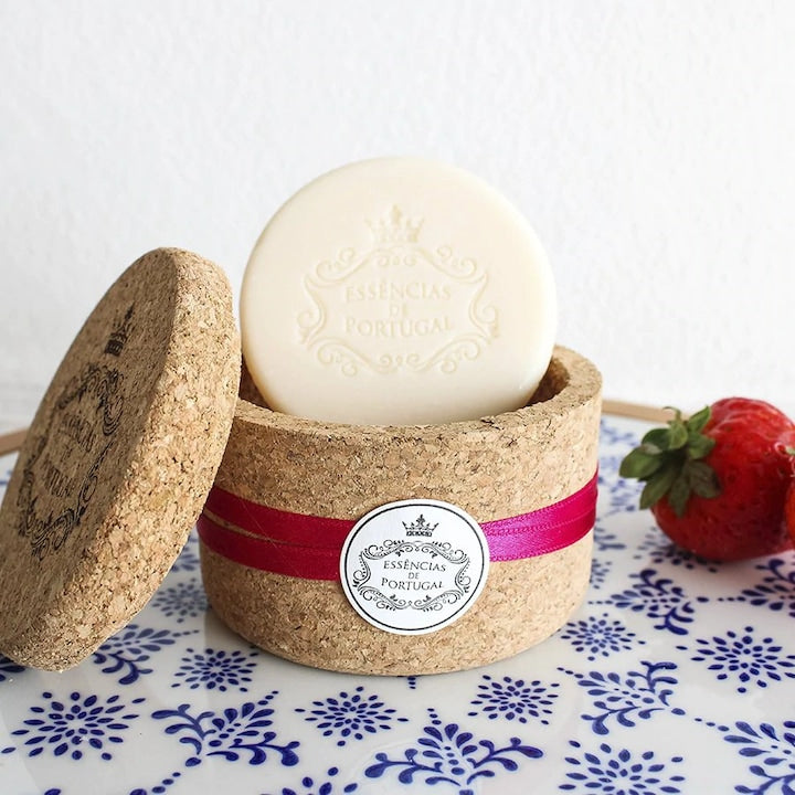 Sapun Natural Artizanal cu Fructe Rosii – Essências de Portugal Set 2x50g in Cutie din Pluta Reutilizabia Handmade Baza de sapun 100% vegetala extracte si arome naturale Fara: Parabeni sulfati coloranti artificiali parfumuri sintetice ftalati