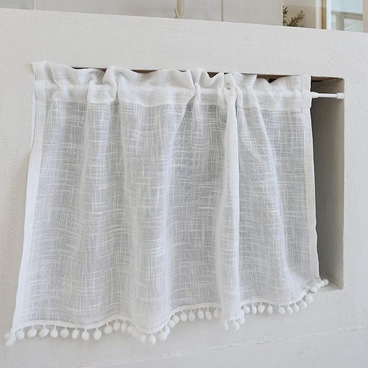 Perdea scurta in si bumbac alb 130x80cm cu ciucuri