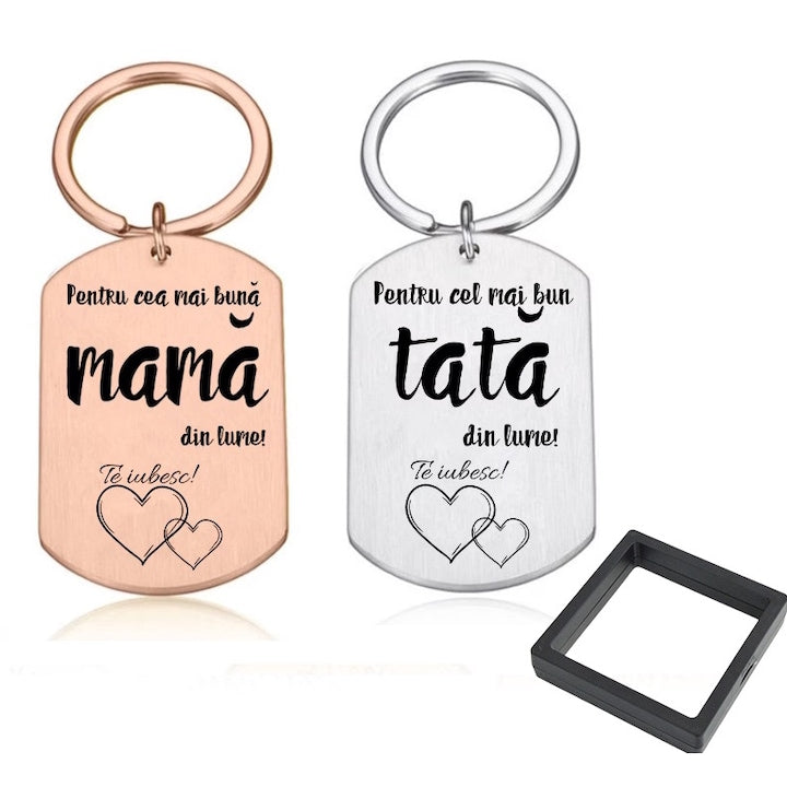 Set Cadou Pentru Mama si Tata 2 Brelocuri gravate cu Mesaj ”” Cea mai buna mama din lume / Cel mai bun Tata din Lume” Otel inoxidabil Cadou Personalizat Cu cutie cadou neagra