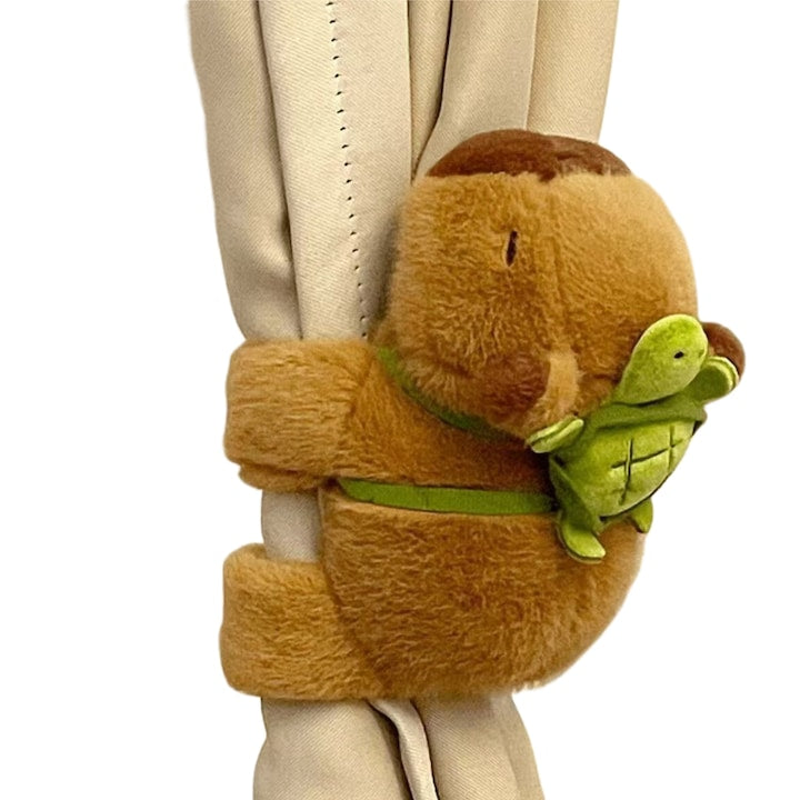 Set 2 cordoane prindere perdea Designul personajului Capybara cu un rucsac detasabil in forma de broasca testoasa pe spate 20cm Nu este nevoie sa agatati Usor de utilizat Pentru dormitor sufragerie baie Poate fi folosit si ca ornament