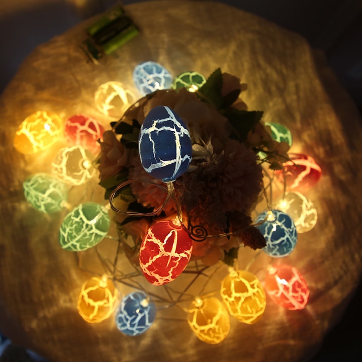 Lumini LED colorate cu oua sparte decoratiuni de Paste lungime cablu 3 metri cu 20 de lumini de oua trebuie sa cumparati 3 x 5 baterii