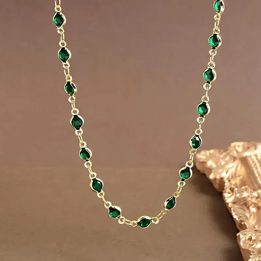 Colier delicat cu lanţ fin şi pietre verzi rafinate