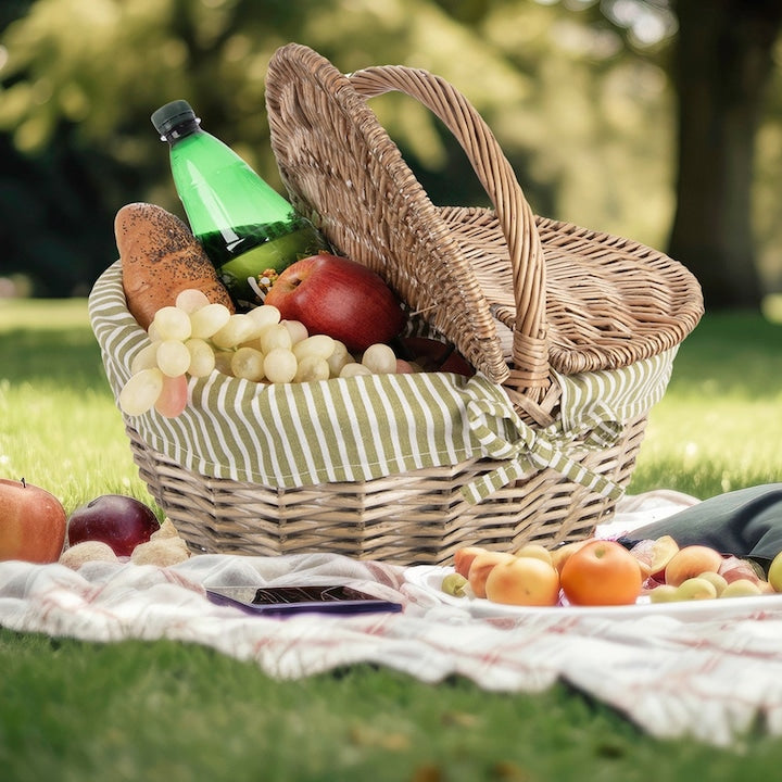 Cos De Picnic Traditional Orion Impletit Complet Manual Din Rachita Naturala Robusta  Echipat Cu O Captuseala Interioara Textila Lavabila In Dungi Verzi Si Albe  Maner Stabil De Transport Si Doua Capace Rabatabile Convenabil Pe Ambele Parti