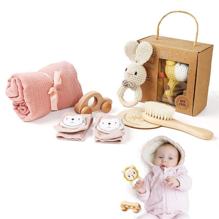 Set cadou pentru nou-nascuti  ZOUN  cu prosop de baie  carduri de dezvoltare  perie  sosete  masinuta  zornaitoare iepure  material moale  roz