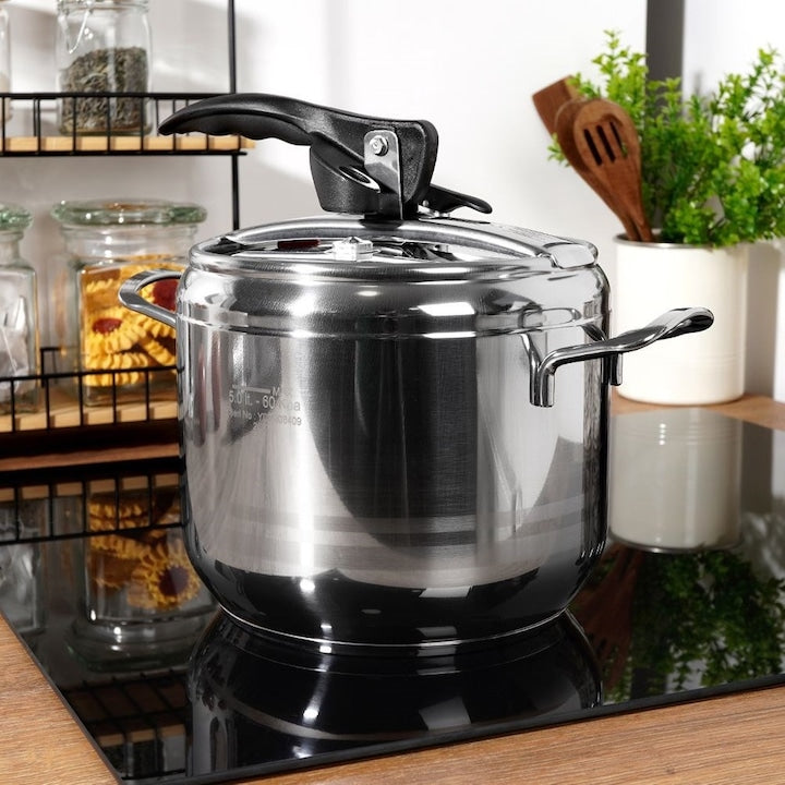 Oala Sub Presiune Din Inox  Orion  Profi  5 L  23.5x23.5 cm  Material Otel Inoxidabil  Inaltime Cu Capac 23.5 cm  Inaltime Fara Capac 17 cm  Fund Triplu  Argintiu