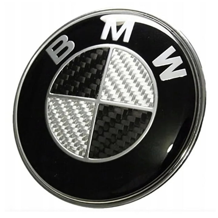 Emblema BMW  Sigla BMW  Montare pe Capota/Portbagaj cu pini de fixare inclusi  74mm  Design Carbon  Universala  Negru-Alb