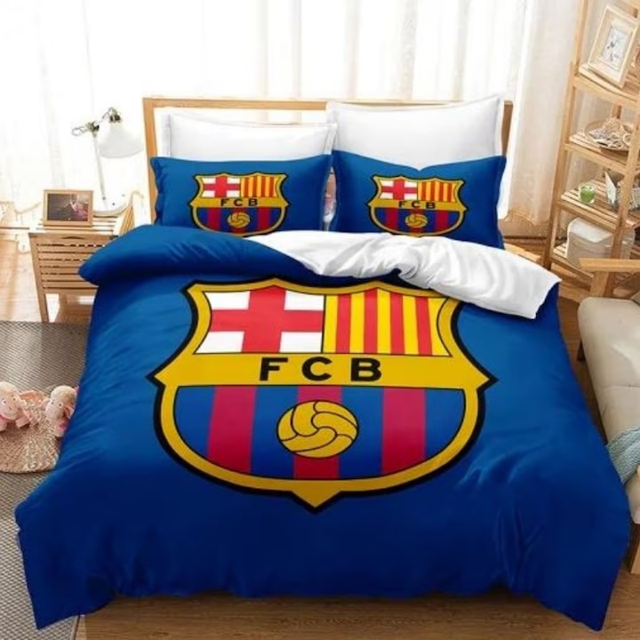 Set de lenjerie de pat din microfibra 3D FC Barcelona  confectionat din tesatura de calitate superioara  include 1 husa de plapuma (160x200 cm) si 2 fete de perna (70x80 cm)