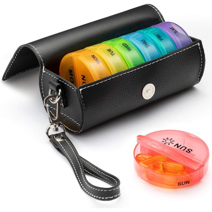 Cutie pastile  organizator medicamente saptamanal  cu carcasa din piele PU pentru calatorie  Round Medicine Organizer  13.5 x 7 cm
